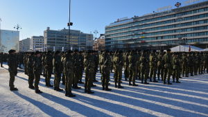 Militärer uppställda på rad vid Vasa torg.