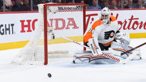 Petr Mrazek flyttade nyligen till Philadelphia från Detroit. Petr Mrazek parerar ett skott.