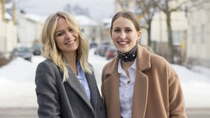 Michelle Blomqvist och Sandra Holmäng har precis startat podden "Michelle och Sandra", där de bland annat pratar om entreprenörskap. Två kvinnor står ute på en gata. Michelle till vänster i bild har långt blont hår och skrattar. Sandra till höger har håret i hästsvans ler stort.