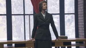 På den här skolan har vi tre honnörsord: sex, sadism och Staten. Charlotte Rampling är kylig som aldrig förr. "Husmodern" på skolan för sexiga spioner blickar ut över "klassrummet".