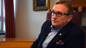 Hangös stadsdirektör Denis Strandell tror att staden också klarar 2018 fint om sektorerna håller sig inom budgetramarna. Porträttbild av Denis Strandell.