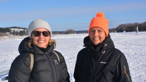 Kati och Barbro Fransman promenerar gärna på isen. Kati och Barbro Fransman vid café Måsen i Hammars.