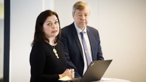 Undervisningsrådet Kristiina Laitinen i förgrunden, Utbildningsstyrelsens förvaltningsdirektör Matti Lahtinen i bakgrunden. Undervisningsrådet Kristiina Laitinen i förgrunden, Utbildningsstyrelsens förvaltningsdirektör Matti Lahtinen i bakgrunden.