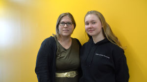 Läraren Hanna Lönnfors och niondeklassaren Anna Lillqvist arbetar för jämställdhet i Kungsvägens skola. Läraren Hanna Lönnfors med studerande Anna Lillqhist i bild.