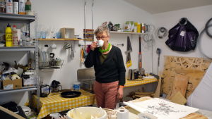 Konstnär Ylva Holländer i sitt arbetsrum. Rummet fungerar också som förråd, verkstad och kafferum. Konstnär Ylva Holländer i sitt arbetsrum