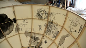 Ylva Holländers pappersskulptur är 2 meter i diameter. Den är en del av utställningen som visas på galleri Forum Box i Helsingfors i februari 2019 Ylva Holländers pappersskulptur är 2 meter i diameter