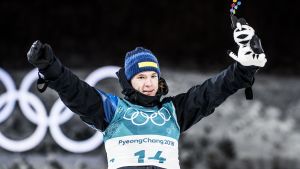 Ingen Sebastian Samuelsson i Ryssland. Sebastian Samuelsson tar emot en maskot vid OS i Pyeongchang 2018.