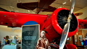 Ett av Amelia Earharts andra plan, en Lockheed Vega, står i dag på nationella rymd- och flygmuseet i Washington. Amelia Earharts Lockheed Vega står idag på nationella rymd- och flygmuseet i Washington.