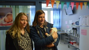Maria Rautio, Patrik Runeberg och deras nyfödde son. Föräldrar med nyfött barn.