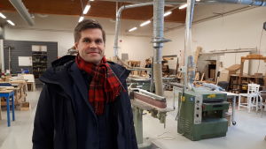 Ronnie Djupsund i Kokkotyöstiftelsens utrymmen i Karleby. Ronnie Djupsund