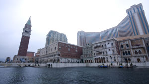 Kasinot Venetian i Macao innehåller kopior av Sankt Markus kampanil, Rialtobron och kanaler, för att skapa en illusion av att besökaren är i Venedig. Kasinot Venetian i Macao.