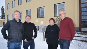 Direktör Carl-Johan Strömberg, kundchef Jari Auer vid Senatsfastigheter,arkitekt Arja Vehanen och Matti Salminen som är direktör för den statliga skolhemsverksamheten. Direktör Carl-Johan Strömberg, kundchef Jari Auer vid Senatsfastigheter,arkitekt Arja Vehanen och Matti Salminen som är direktör för den statliga skolhemsverksamheten