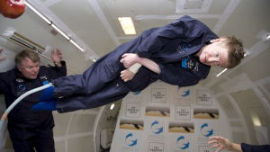 Stephen Hawking testar en tyngdlöshetssimulator i april 2007. Stephen Hawking testar en tyngdlöshetssimulator.
