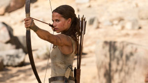 Siktar mot stjärnorna? Lara Croft spänner bågen.