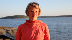 Frilansjournalisten Lina Laurent har sammanställt rapporten för Magma. Porträtt på journalisten Lina Laurent i skärgårdsmiljö