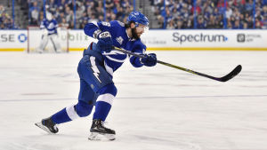 Nikita Kutjerov snittar över en poäng per match. Nikita Kutjerov avlossar ett skott