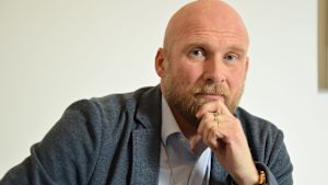 Måns Enqvist är polisinspektör och utreder bland annat hatbrott. Han uppmanar alla som utsätts för hatbrott att anmäla det till polisen så att brotten statistikförs och polisen kan få fler resurser till att förebygga hatbrott. Polisinspektör Måns Enqvist.