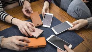 Det kommer ändå troligtvis ta flera år innan vi får se de miljövänliga förändringarna inom mobiltelefonsbranschen som det forskas i vid Åbo universitet, säger Kvarnström. Kännykäitä pöydällä