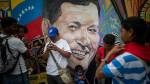 Hugo Chavezin kuva venezuelalaisen kadun varressa.