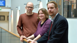 Martin Gustafsson, Camilla Kronqvist och Olli Lagerspetz. Två män och en kvinna står vid ett glasräcke