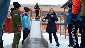 Maria Sjöblom från Normens skola i Nykarleby lär ut naturvetenskap via experiment på skolgården. Maria Sjöblom från Normens skola i Nykarleby lär ut naturvetenskap via experiment på skolgården.