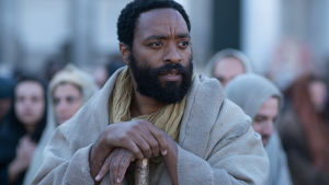 En man och hans kamp. Chiwetel Ejiofor spelar Petrus. Petrus lutar sig mot sin vandringsstav.