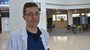 Erno Lehtonen-Smeds erno lehtonen-smeds står i aulan av vasa centralsjukhus. han bär vit rock och glasögon.