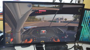 Så här ser det ut när Rory Penttinen övar på Mozabanan hemma vid sin simulator. Rory Penttinen övar på Monzabanans kurvor vid datorn