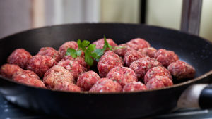 De senaste 70 åren har köttkonumstionen ökat. Men nu verkar konsumtionen ha stagnerat. Råa köttbullar i en stekpanna.