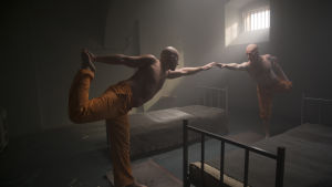 Palle Hardrup och Bjørn Schouw Nielsen yogar i cellen.