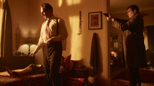 Josh Lucas och Pilou Asbaek i The Guardian Angel. Kriminalpolis Anders Olsen hotar Bjørn Schouw Nielsen med pistol i filmen The Guardian Angel.