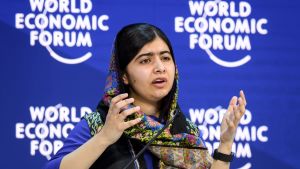 Malala talade på världsekonomiska forumet i Davos i januari. Malala Yousafzai talade vid det världsekonomiska forumet i Davos i januari 2018.