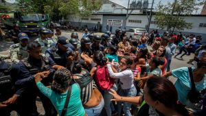 Anhöriga drabbade samman med polis efter en brand i ett polishäkte i Valencia, Venezuela 28.9.