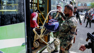 Syriska regeringssoldater hjälpte civila med att lyfta deras ägodelar i bussar som tar dem norrut, till Idlib Syriska regeringssoldater hjälpte civila med att lyfta deras ägodelar i bussar som tar dem norrut, till Idlib