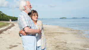 Inför en osäker framtid. Donald Sutherland och Helen Mirren spelar huvudrollerna i The Leisure Seeker. John och Ella på stranden.