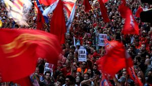 Lulas supportrar i São Paulo. Lulas supportrar i São Paolo demonstrerar för honom.