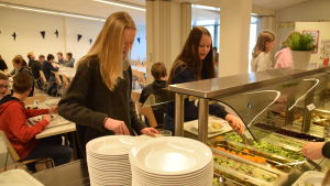 Amanda Juselius och Julia Kallioinen tar mat åt sig i Källhagens skolas matsal. Amanda Juselius och Julia Kallioinen tar mat åt sig i Källhagens skolas matsal i Virkby.