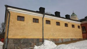 Så här ser flygeln ut utifrån. De dödsdömdas korridor på Sveaborg 1918 fotad utifrån 2018