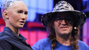Grundaren och CEO av SingularityNET Ben Goertzel talar med humanoiden Sophia, den första roboten som fått medborgarskap i Saudi Arabien. Det skedde under the 7th Web Summit i Lissabon, 07.11.2017. Grundaren och CEO av SingularityNET Ben Goertzel talar med humanoiden Sophia, den första roboten som fått medborgarskap i Saudi Arabien. Det skedde under the 7th Web Summit i Lissabon, 07.11.2017.