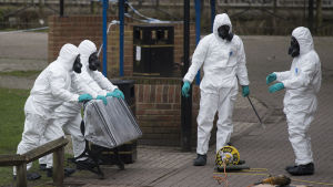 Sergej och Julia Skripal hittades medvetslösa på en parkbänk i Salisbury den 4 mars. Här tar experter tillvara den parkbänk där Sergei och Julia Skripal kollapsade Experter på kemiska vapen tar tillvara den parkbänk i Salisbury där Sergei och Julia Skripal kollapsade den 4 mars