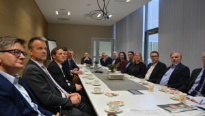 Företagare i Jakobstadsregionen lyssnar till ambassadör Anders Ahnlid. Företagare i Jakobstadsregionen lyssnar till ambassadör Anders Ahnlid