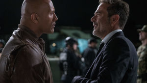 Oss machon emellan. Jeffrey Dean Morgan och Dwayne Johnson mäter varandra med blicken. Jeffrey Dean Morgan och Dwayne Johnson ansikte mot ansikte.