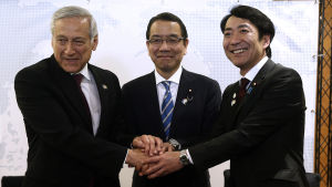 Japans handelsrepresentanter Takao Ochi och Toshinao Nakagawa skakar hand med Chiles utrikesminister Heraldo Muñoz efter att TPP-avtalet undertecknades i Chile. Japans handelsrepresentanter Takao Ochi och Toshinao Nakagawa skakar hand med Chiles utrikesminister Heraldo Muñoz efter att TPP-avtalet undertecknades i Chile