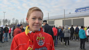 Monica Eklund-Laurila stöder bollhallen i Pedersöre. Monica Eklund-Laurila stöder bollhallen i Pedersöre
