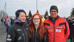 Tina Slätbacka, Jennifer Slätbacka, Kjell Olav Lillrank hade samlats i Bennäs för att stöda bollhallsprojektet. Tina Slätbacka, Jennifer Slätbacka, Kjell Olav Lillrank hade samlats i Bennäs för att stöda bollhallsprojektet