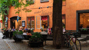 Gamla Stan i Stockholm är ett populärt besöksmål för många unga finlandssvenskar. Ett café i Gamla Stan i Stockholm.