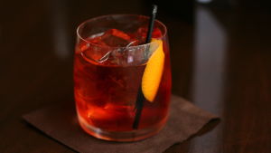 Negronin innehåller gin, vermouth och campari. En Negroni i ett tumblerglas i Vancouver.