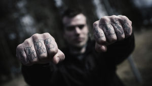 Bruket av Subutex byttes snabbt ut mot annat och det slutade med heroin. Däremellan har David använt alla tänkbara droger,"från a till ö". David har tatuering på knogarna: Det står "care less"