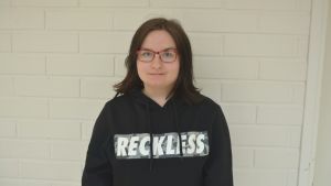 Närvårdarstuderanden Daniela Ikäheimo tror att droger bland unga är vanligare ju närmare huvudstadsregionen man kommer. Bild på studerande.