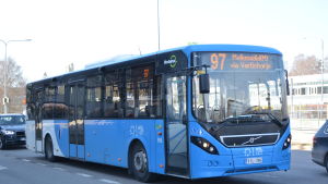 Helsingfors Busstrafik Ab ska börja trafikera linjer i östra Helsingfors och i Vanda från och med augusti 2021. Tero Anttila på HRT är övertygad om att den överhängande konkurrens inte kommer orsaka problem ännu då. En buss på en väg.
